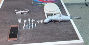 Imagem da notícia - PM detém homem com arma de fogo caseira e drogas