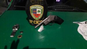 Imagem da notícia - PM prende  jovem com arma de fogo caseira e entorpecentes