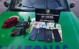 Imagem da notícia - PM detém trio e recupera aparelhos celulares roubados
