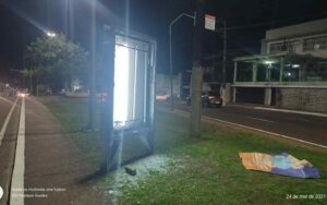Imagem da notícia - PM prende homem flagrado roubando peças de alumínio e ferro de outdoor