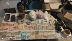 Imagem da notícia - PM prende mãe e filho envolvidos com tráfico de drogas no interior
