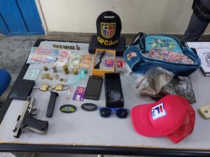 Imagem da notícia - PM prende dois homens por porte ilegal de arma de fogo e tráfico de drogas