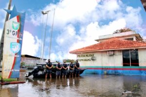 Imagem da notícia - PM resgata duas pessoas de canoa sem controle no rio Solimões