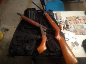 Imagem da notícia - Polícia apreende adolescentes e detém mulher com posse de armas e drogas