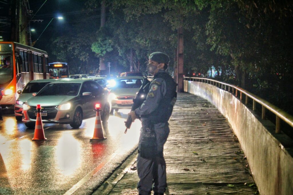 Na operação, dois carros e quatro motocicletas foram apreendidos.