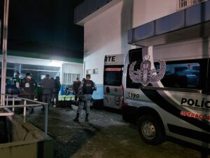 Imagem da notícia - PM detém dupla em posse de arma de fogo, coletes e explosivos