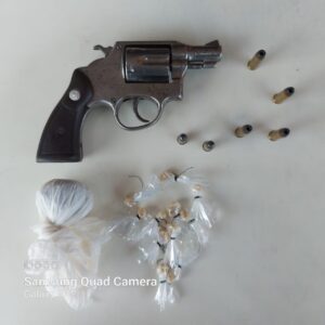 Imagem da notícia - PM apreende adolescente e prende dois homens com arma e drogas