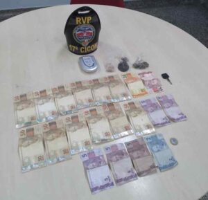 Imagem da notícia - PM apreende adolescente e detém três pessoas com drogas