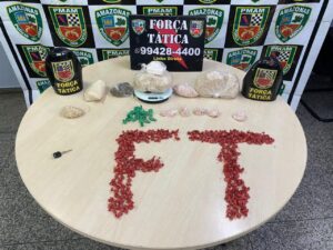 Imagem da notícia - Força Tática detém três e apreende mais de 2,5 quilos de drogas e arma