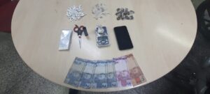 Imagem da notícia - PM prende dois homens com entorpecentes no bairro Tarumã