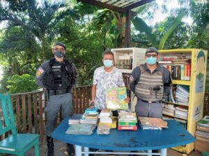 Imagem da notícia - Rede de Vizinhos Protegidos da PM entrega livros e materiais didáticos