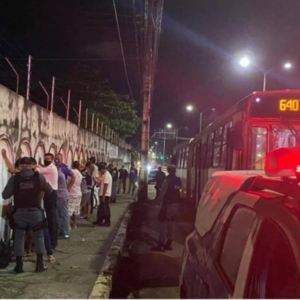 Imagem da notícia - PMAM detém foragido em ônibus durante fiscalização da Operação Catraca