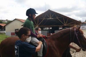 Imagem da notícia - Mães e pacientes relatam sobre reabilitação e  benefícios da equoterapia