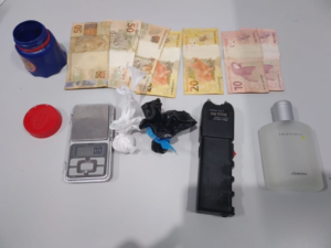 Imagem da notícia - Em ação conjunta, PM e PC prendem homem por associação ao tráfico