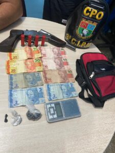 Imagem da notícia - PM prende dupla como entorpecentes, arma de fogo e munições no interior