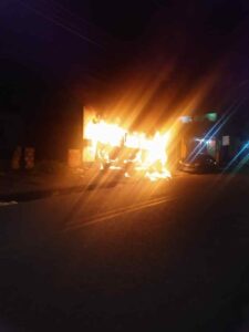 Imagem da notícia - PM resgata família após incêndio criminoso em veículo na zona leste