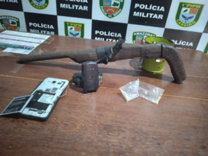 Imagem da notícia - PM prende dupla com arma caseira e entorpecentes em Careiro Castanho