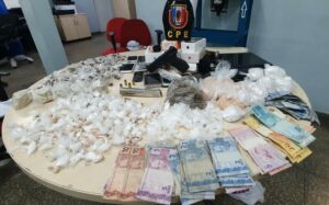 Imagem da notícia - PM detém homem em posse de drogas, munições e simulacro na zona leste