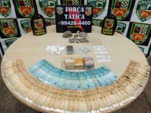 Imagem da notícia - Força Tática apreende mais R$ 11 mil e entorpecentes na zona leste