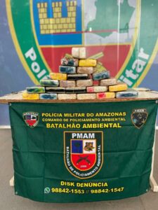 Imagem da notícia - PM apreende 24 quilos de drogas escondidos em fundo falso de veículo