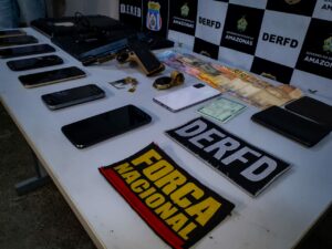 Imagem da notícia - DERFD prende dupla e apreendem adolescente envolvidos em latrocínio