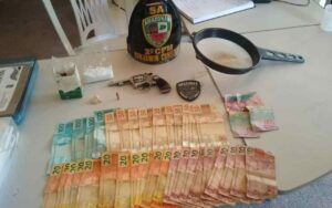 Imagem da notícia - PMAM detém homem e mulher e apreende revólver, drogas e dinheiro