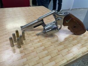 Imagem da notícia - PM prende homem com arma de fogo no bairro Compensa