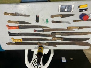 Imagem da notícia - PM apreende 14 armas brancas, detém cinco e apreende dois adolescentes