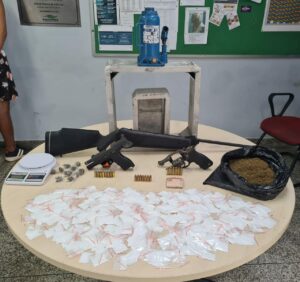 Imagem da notícia - Ação ‘Pronta Resposta’ prende homem e apreende drogas e armas
