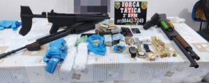 Imagem da notícia - PM detém mulher com drogas e simulacros de arma de fogo, em Tefé