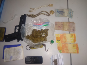 Imagem da notícia - PM detém um homem com arma falsa e drogas em Benjamin Constant