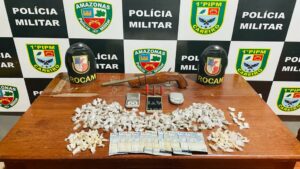 Imagem da notícia - Rocam prende homem com arma de fogo, munições e drogas no interior