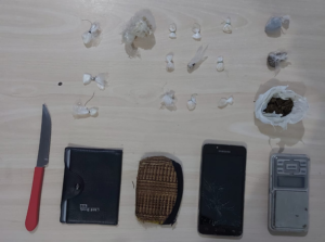 Imagem da notícia - Dupla é presa pela PMAM com drogas e arma branca