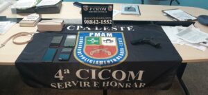 Imagem da notícia - PM prende casal com simulacro de arma de fogo e aparelhos celulares