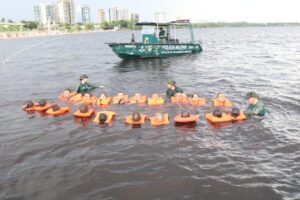 Imagem da notícia - Alunos soldados recebem instruções do policiamento fluvial