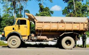 Imagem da notícia - Polícia Militar apreende carregamento de madeira ilegal na rodovia AM-070