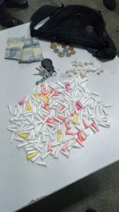 Imagem da notícia - Homem é preso após ser flagrado vendendo entorpecentes