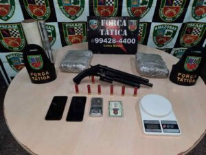 Imagem da notícia - Força Tática prende cinco e apreende adolescente, armas de fogo e drogas