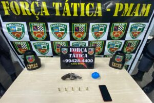 Imagem da notícia - PM prende jovem flagrado com arma de fogo, munições e drogas