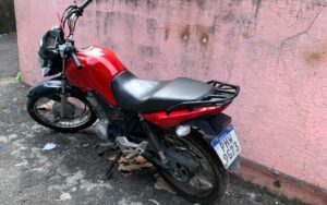 Imagem da notícia - Veículo roubado é recuperado pela PM na zona oeste