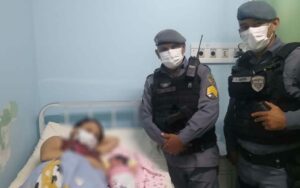 Imagem da notícia - Após parto, policiais auxiliam na condução de mãe e filha até a maternidade