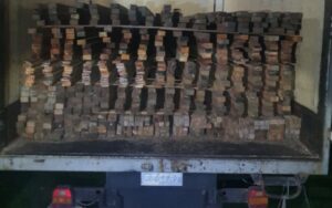 Imagem da notícia - Batalhão Ambiental apreende caminhão-baú com madeira serrada