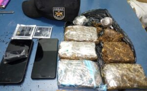 Imagem da notícia - Em Tabatinga, PM apreende drogas ao lado do muro de unidade prisional