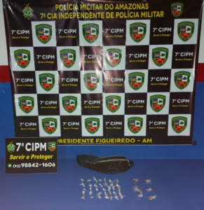 Imagem da notícia - PM prende homem e apreende adolescente envolvidos com drogas