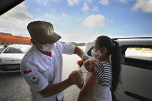 Imagem da notícia - Corpo de Bombeiros auxilia equipes de saúde na vacinação