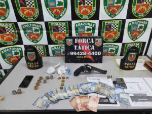 Imagem da notícia - Homem é preso com porções de entorpecentes e arma de fogo