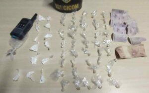 Imagem da notícia - PMAM apreende dois adolescentes e detém jovem por tráfico de drogas