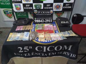 Imagem da notícia - Dupla é detida pela PMAM por tráfico de drogas após tentativa de fuga