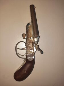 Imagem da notícia - PM prende dois homens por assalto e uso de motocicleta com restrição