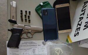 Imagem da notícia - Força Tática detém dupla por porte ilegal de arma  e  drogas